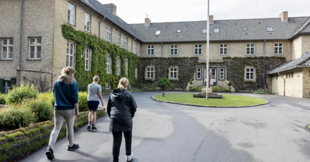 Mariagerfjord Dartklub åbner dørene for Julemærkehjemmet: Børn prøver kræfter med pilene i Hobro