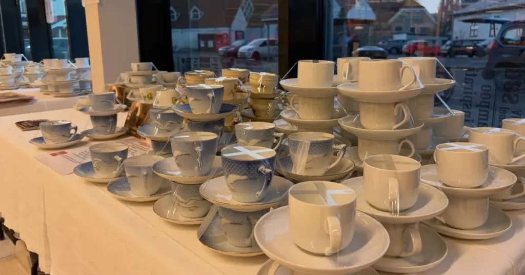 Klosterkælderen sælger tusindvis af kaffekopper til Danmarks Indsamling – pengene går ubeskåret til nødhjælp