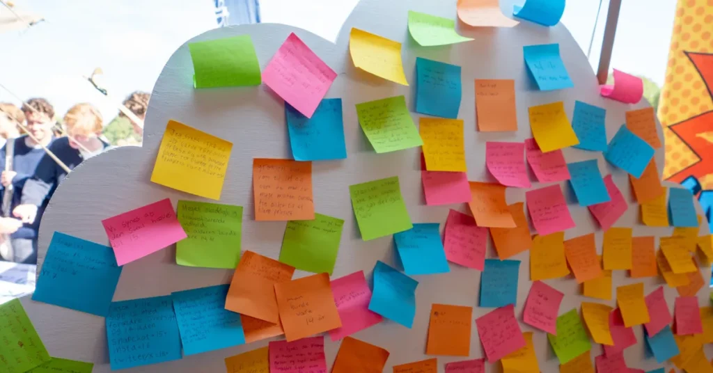 Unge vil hellere være ægte end perfekte med AI, viser samtaler på Ungdommens Folkemøde