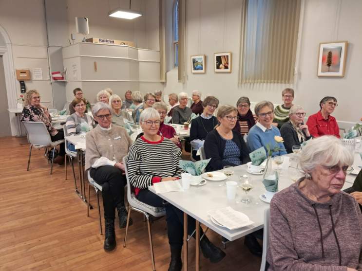 Nytåret blev skudt i gang for Gråspurvene med sang og samvær i Medborgerhuset