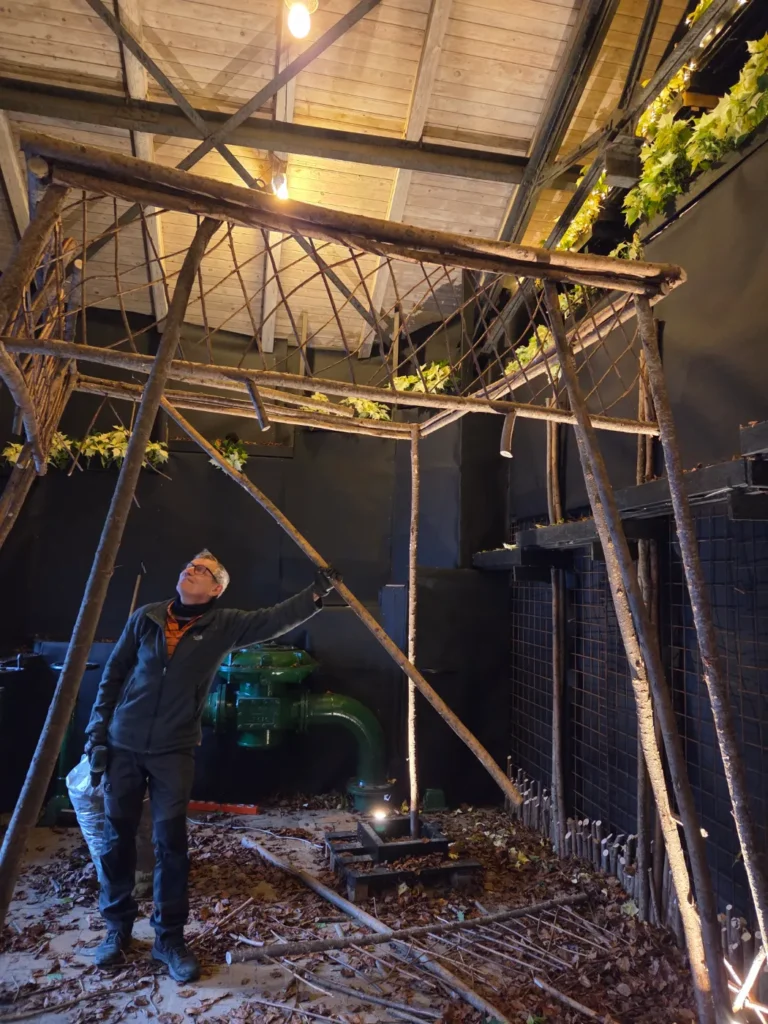 Jes ogsaa kendt som Hr. Eiffel har sammen med hustruen bygget Eiffeltaarnet. Derfor er det selvfoelgelig ogsaa dem der piller taarnet ned igen