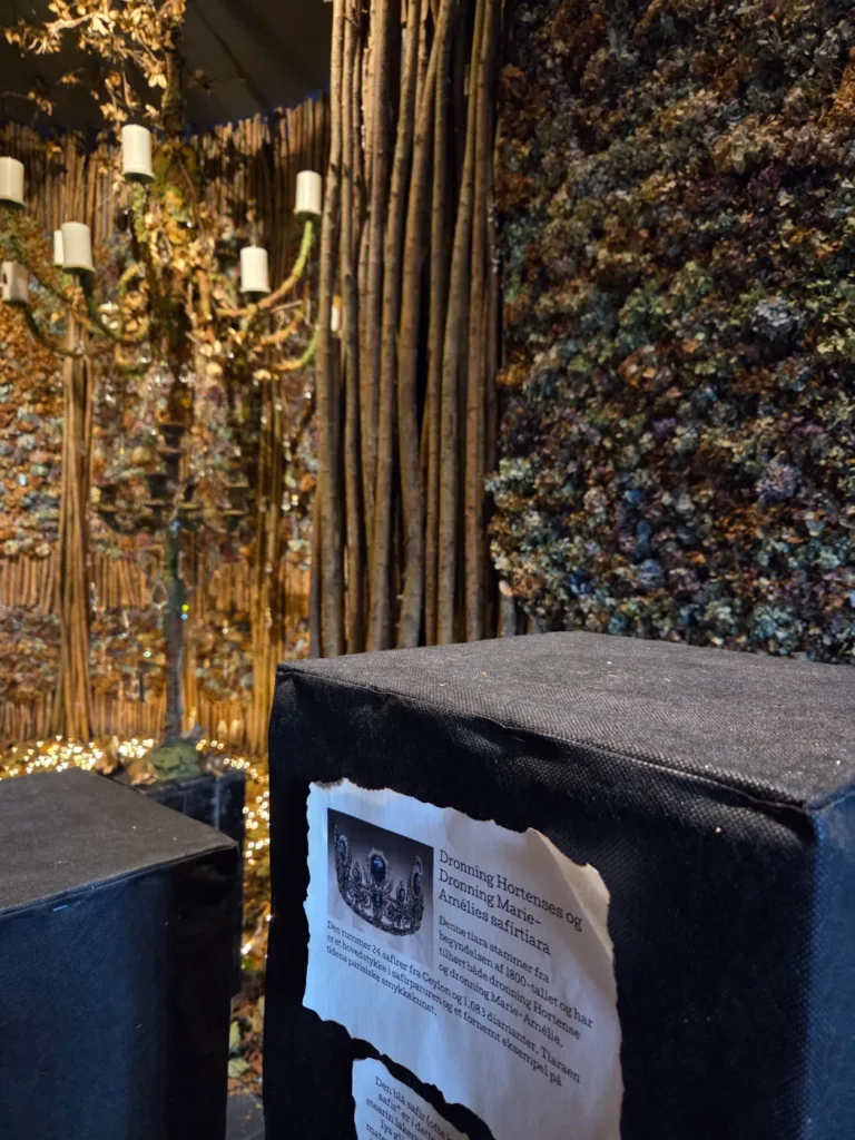 Louvre er heller ikke som det har vaeret. Denne gang er smykkerne ikke blevet stjaalet. De er pakket vaek og skal atter bruges til noget nyt og spaendende 2