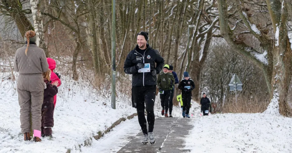 Sne og stærkt sammenhold: Næsten 300 deltog i Allan “Danske” Støttepulje Løbet i Hobro