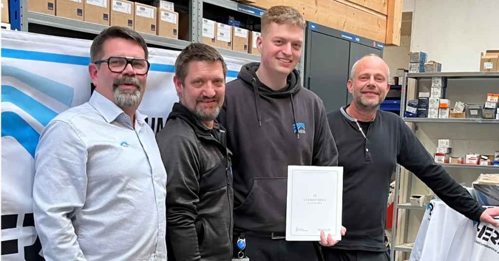 Chris får fagets medalje ved svendeprøven – fortsætter hos Hera El- og Instrumentservice