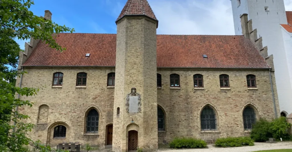 Klassisk koncert i Mariager Kloster: Brahms og Bach fylder Munkesalen