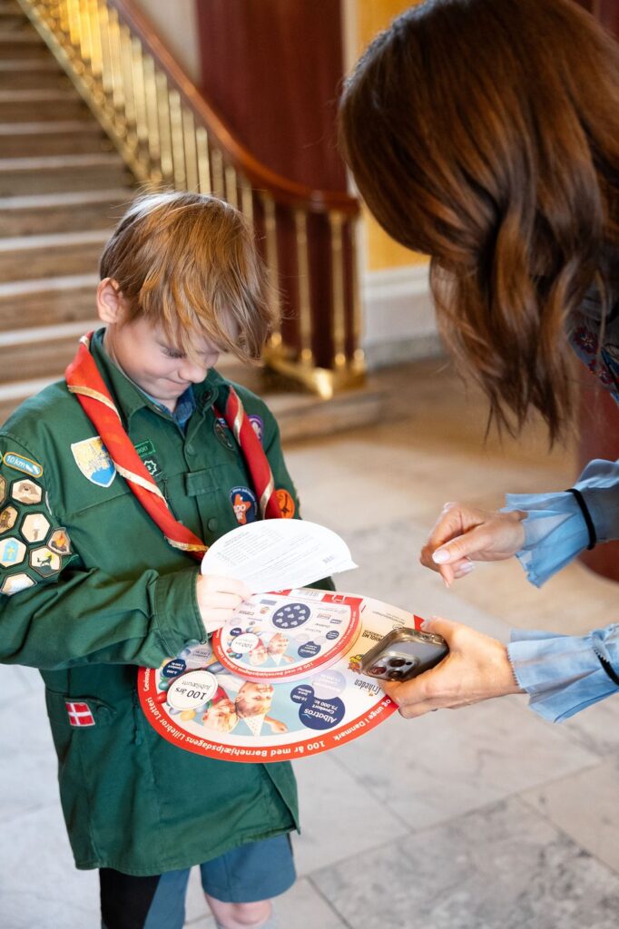 H.M. Dronningen faar besoeg af Oskar der er trukket i spejderuniformen