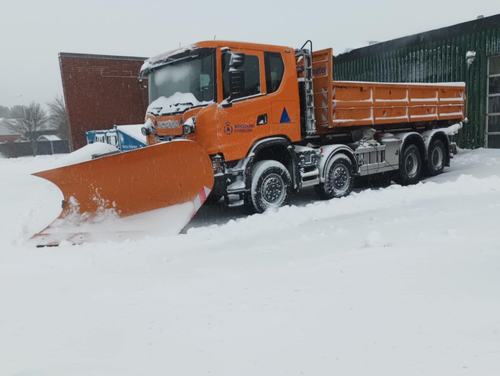 Beredskabsstyrelsen overnatter på Falck i Hobro: Sneplov klar i hårdt vejr