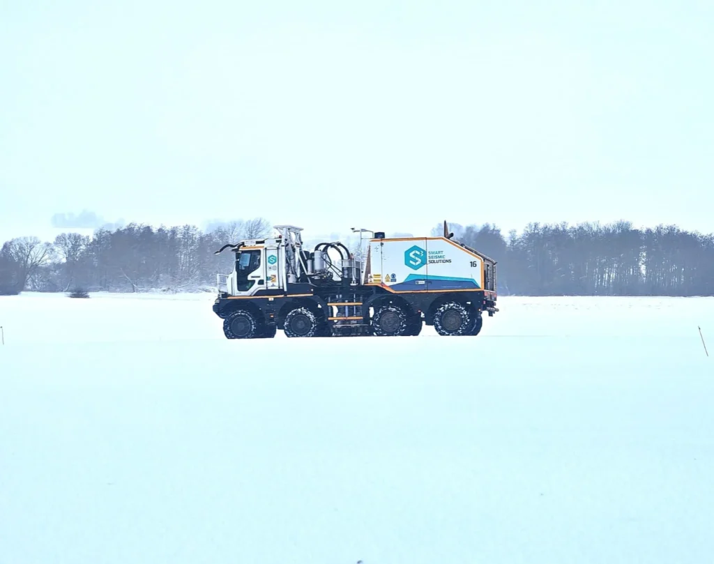Seismiske vibrationslastbiler rykker nordpå: Undersøgelse mellem Hobro og Randers er over halvvejs