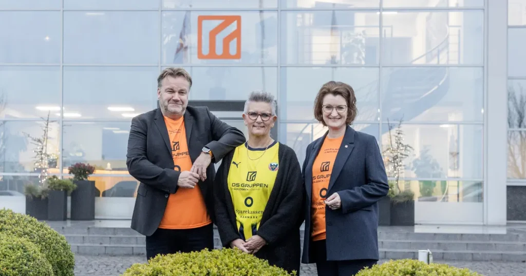 DS Gruppen fejrer 25 år som partner: Hobro IK spiller i særlig jubilæumstrøje mod AaB