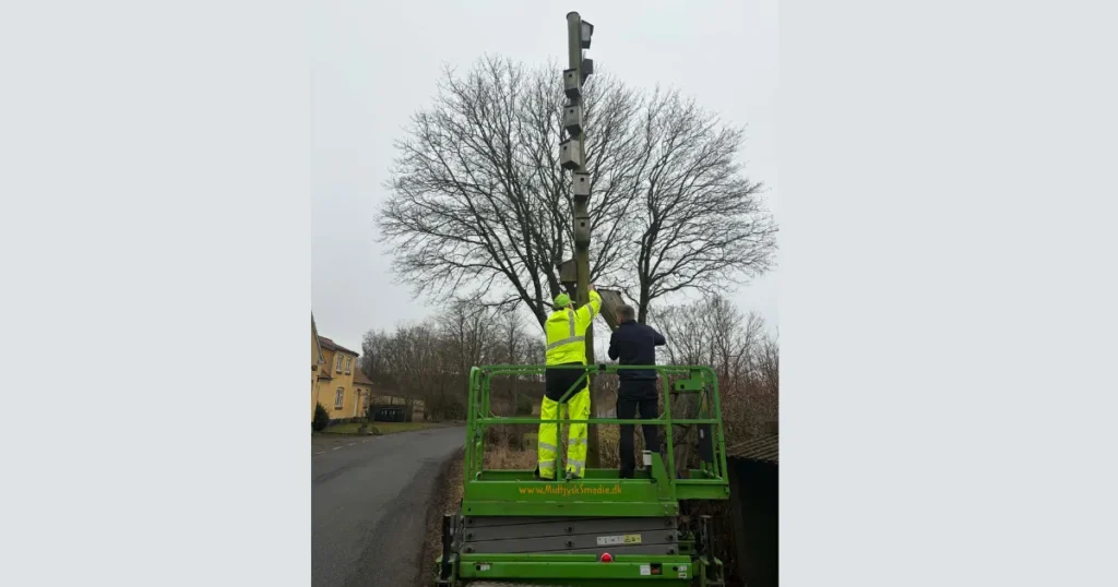 Nye fuglekasser skal give flere vingede beboere i Snæbum