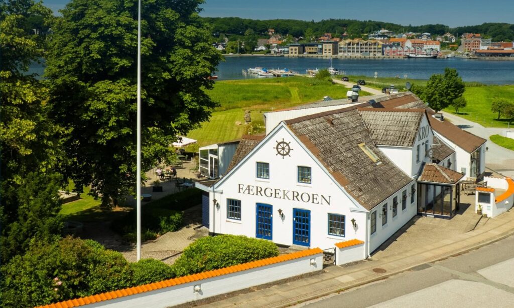 Rosé, rejer og livemusik ved fjorden: Færgekroen markerer Hadsundbroens 50-års jubilæum