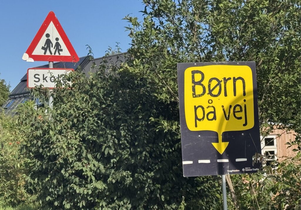 Skolestart giver travl trafik: To ud af tre forældre vil have mere sikkerhed ved skolerne