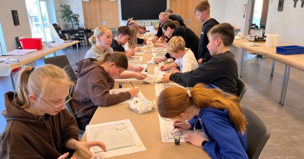 Elever har været med til at skabe 14 kvadratmeter stort glaskunstværk