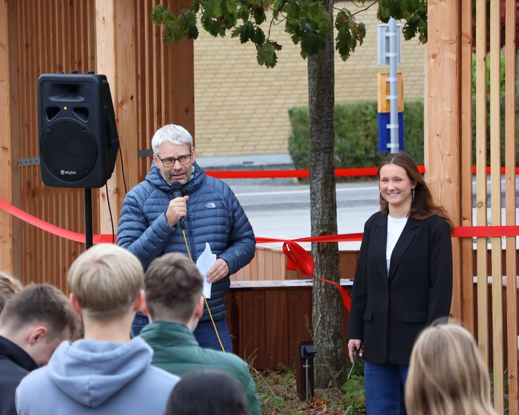 Elevernes idéer blev til virkelighed: Mariagerfjord Gymnasium indviede nye udeområder