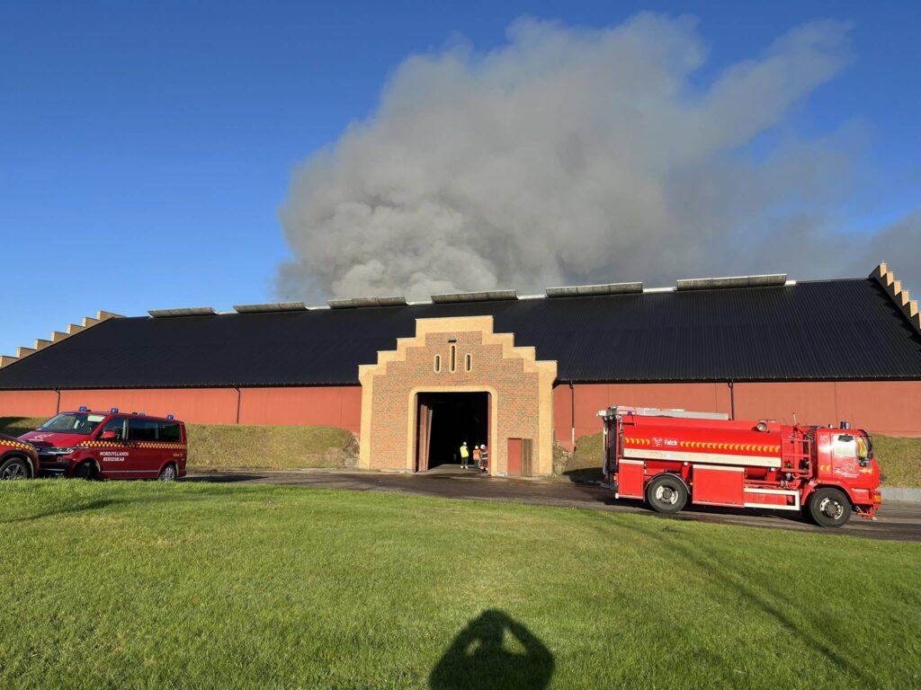 Kraftig brand på Trinderup Gods ved Hobro: Brandfolk har kæmpet mod flammerne hele natten