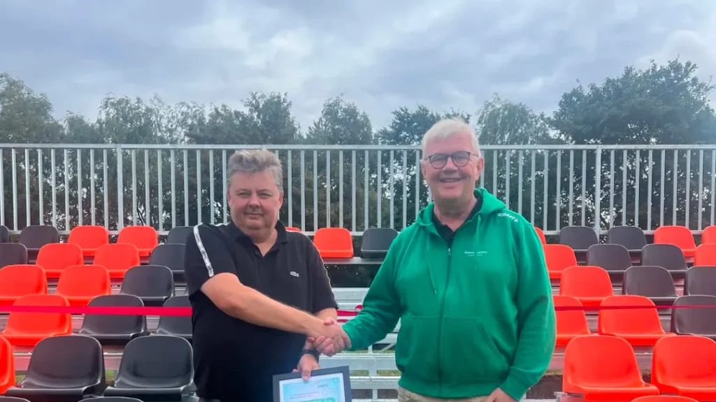Ny tribune på plads i Terndrup: Lokal donation giver bedre rammer for fodbolden