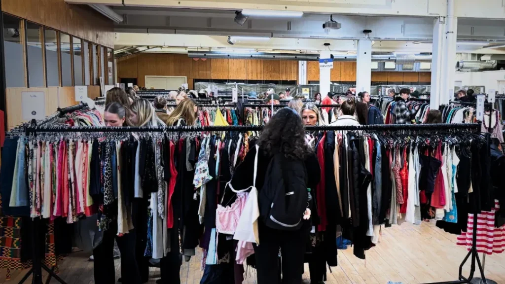 Salthallen i Hobro bliver fyldt med vintagetøj – her betaler du efter vægt
