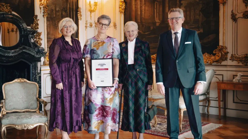 Dronning Margrethe hædrede dansk topforsker: Modtager 250.000 kroner for vigtig gigtforskning