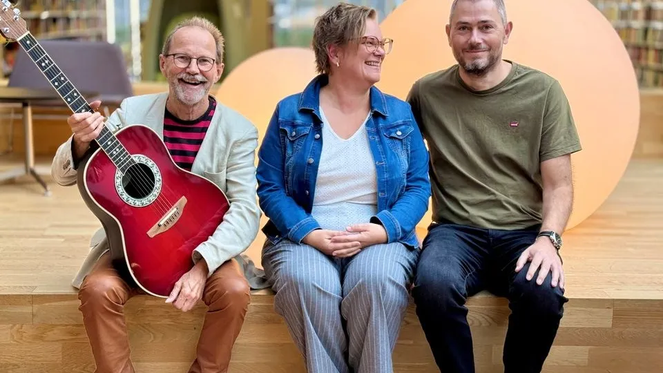 Mariagerfjords bibliotekschef inviterer til fællessang: Mette og Henrik deler deres helt særlige kærlighedshistorie