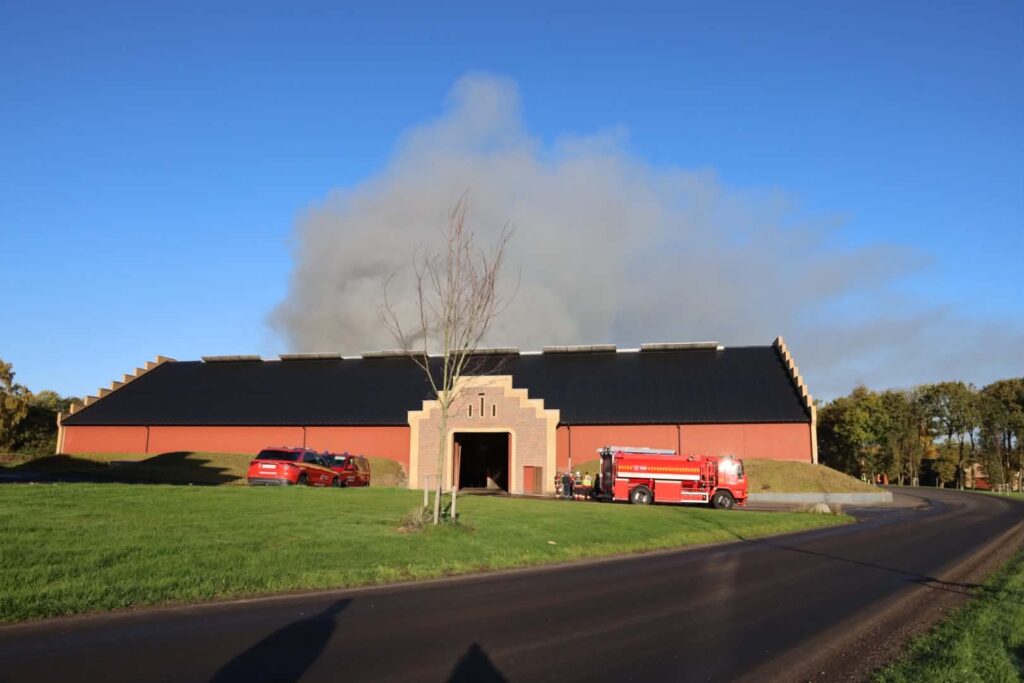 Kraftig brand på Trinderup Gods ved Hobro: Bygning skal brænde i flere dage – blæsevejr kan give nye udfordringer